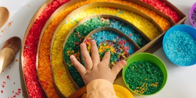 Drahé Montessori hračky nejsou nutné. Dítě zabaví i věci z domácnosti, jen musíte hlídat bezpečnost