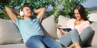 Máte na zahradě plastový nábytek nebo dřevěné lavice? Okrádáte se o pohodlí, ukazují nové trendy