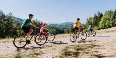 Cyklosezóna 2026 začíná: 9 věcí, které se vyplatí mít na kole i v brašně