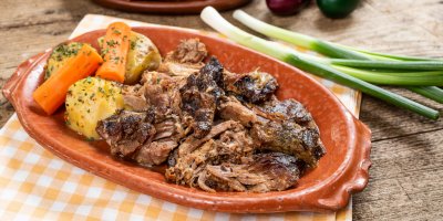 Když chcete jehněčí jinak: Trhané maso s vařeným bramborem je jemné, šťavnaté a překvapivě snadné