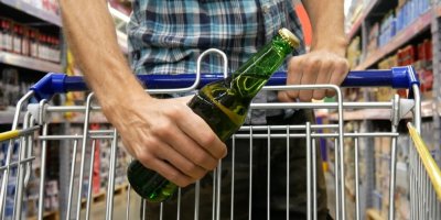 Nejlepší slevy z letáků od 15. 4.: Na seznam připište české máslo za 19,90 Kč, pivo za 8,90 Kč a vajíčka za 129,90 Kč