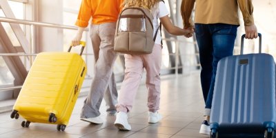Tříčlenná rodina na letišti