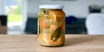 Ověřený recept: Naložte si utopence za pár kaček, už za 3 dny jsou výborné a zdravější než z obchodu