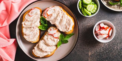 Pomazánka ze surimi tyčinek hotová za pár minut: Krémová, svěží a ideální na večeři i návštěvu