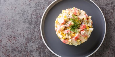 Krabí salát se surimi a vejci: Rychlý recept, který zachrání večeři i nečekanou návštěvu