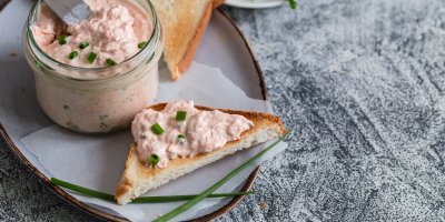 Levná, sytá a plná bílkovin. Tuňáková pomazánka s cottage sýrem zachrání snídani i večeři