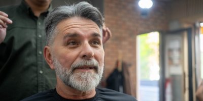 Starší muž u kadeřníka