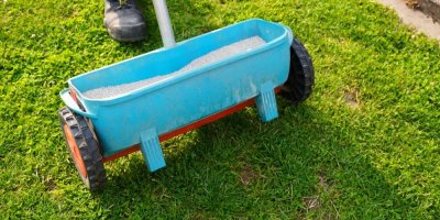 Hnojíte trávník automaticky každé jaro? Možná mu víc škodíte, než pomáháte, varuje odbornice