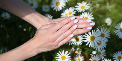 Jaké nehty frčí na jaře 2026? Pastely, soap nails i chrome potvrzuje nehtová designérka