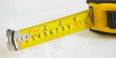 Žlutý svinovací metr