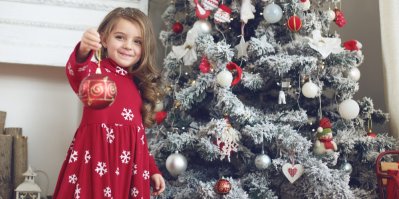 Děti zdobí vánoční stromeček
