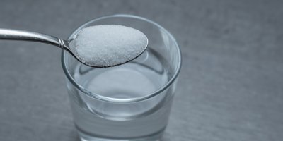 Osolená voda jako recept na hubnutí a lepší spánek. Populární trend má však svá rizika i odborná „ale“