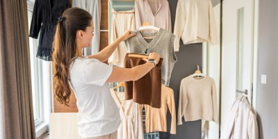 Žena si vybírá oblečení