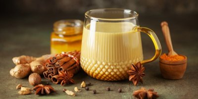 Zlaté mléko je znovu hitem. Co skutečně umí ajurvédský nápoj s kurkumou, který lidé pijí na spánek pro uklidnění