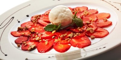 Jahodové carpaccio se zmrzlinou: Když chcete z jahod udělat něco víc než jen misku s ovocem