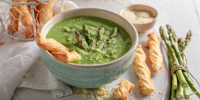 Recept na rychlou krémovou chřestovou polévku: Jemná jarní klasika hotová za pár minut