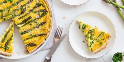 Recept na koláč s chřestem: Slaný jarní koláč se sýrem a křehkým těstem