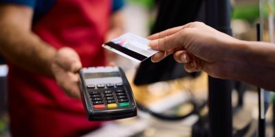 Neznámá žena zaplatila cizí rodině nákup. Podobné situace nejsou výjimečné, vysvětluje odborník