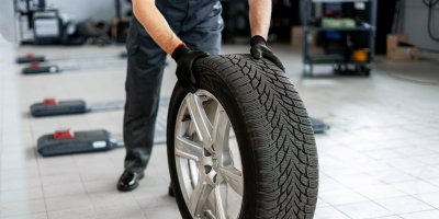 Zimní pneumatiky na jaře? Řidiči na nich sice jezdit mohou, při nehodě se jim to ale může prodražit