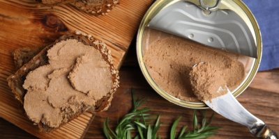 Vznikla jako kopie maďarského výrobku, dnes ji zná každý Čech. Oblíbená paštika slaví šedesát let