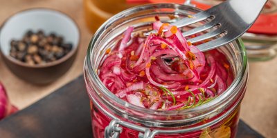 Naložte si doma červenou cibulku! Skvělá sladkokyselá dobrota je hotová za 10 minut a chutná skoro ke všemu