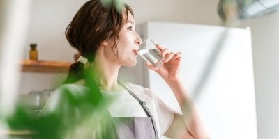 TikTok radí pít horkou vodu na hubnutí a detox. Odborníci ale brzdí očekávání