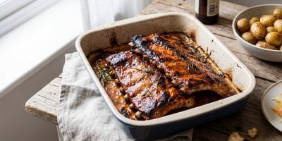 Recept na pečená žebra v pivní marinádě s barbecue krustičkou: Šťavnaté maso z trouby