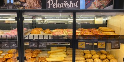 Čerstvé pečivo poznáte od rozpečeného a rozmrazeného během pár vteřin. Záleží na nenápadném detailu v regálu