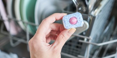 Kapsle do myčky v rukou