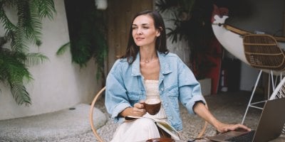 Džínové bundy nikdy nevyjdou z módy: Jak je nosit tuto sezónu? Tipy na trendy outfity osobní stylistky