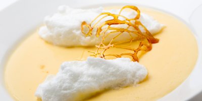 Ptačí mléko: Zapomenutý dezert našich babiček z bílků, který zvládnete za 20 minut a chutná překvapivě lehce