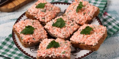 Pomazánka z krabích tyčinek: Retro klasika, která se vrací v lehčí a svěžejší verzi