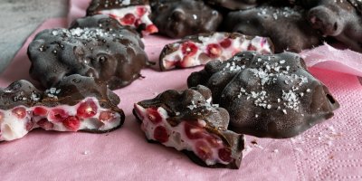 Mražené jogurtové kousky s granátovým jablkem. Fit zdravé mini nanuky, po kterých nepřiberete