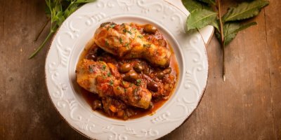 Kuře cacciatora: Italská klasika z jednoho hrnce. Olivy a rajčata nepatří jen na pizzu