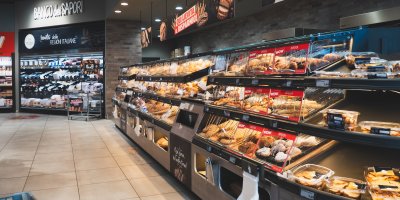 Konflikt u zlevněného pečiva v supermarketu ukázal, co zákazníci v obchodech často nevidí