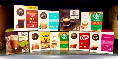 Srovnali jsme kávové kapsle typu Dolce Gusto v českých supermarketech a spočítali, od koho vyjde káva nejlevněji
