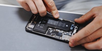 Vyměnitelné baterie se mají vrátit. EU mění pravidla, ale telefony z minulosti nečekejte