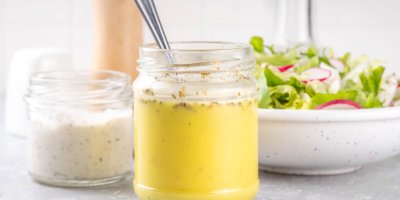 Tenhle domácí dresink si uložíte napořád. Hodí se ke každému salátu a zabere jen pár minut