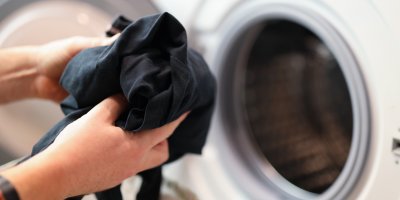 Velký test gelů na černé prádlo: Jeden vypral dobře za dvě koruny, jiný hlavně voněl