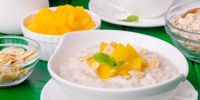 Uvařte rýži v mléce, přidejte mango a mandle. Snadný recept na snídani, lehkou večeři i svačinu do práce