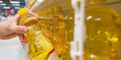 Nejlepší slevy z letáků od 5. 5.: Utíkejte pro řepkový olej za 24,90 Kč, pivo za 8,90 Kč a plnotučné mléko za 12,90 Kč
