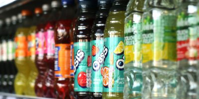 Sladké pití jako luxus? Sugar tax má snížit cukr v nápojích, odpůrci ale mluví hlavně o zdražení