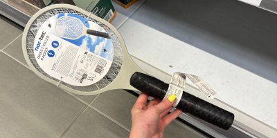 Jeden dotyk a je po komárovi. Raketa z Actionu nestojí ani 50 Kč a válcuje obyčejné plácačky