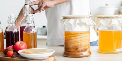 Kombucha, vodní kefír i smrkové „šampaňské“. Fermentované nápoje jsou hitem, jak je to ale s jejich účinky?
