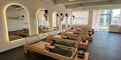 Z letušky u Emirates podnikatelkou s růžovým pilates studiem. Vendula Lošťáková vysvětluje fenomén reformeru