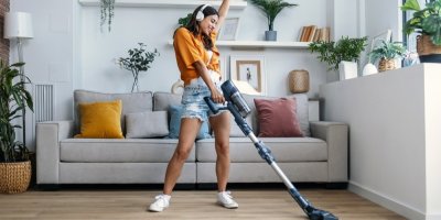 Pomalé vysávání není jen další trend z TikToku. Dle odbornice skutečně zlepšuje úklid a doma díky němu vydrží déle čisto
