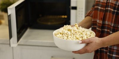 Štvou vás nevypukaná zrníčka popcornu na dně mísy? Mikrovlnka za to většinou nemůže