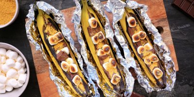 Recept na grilovaný banán v alobalu s čokoládou a karamelovou krustou