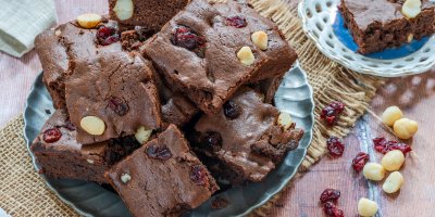 Tenhle recept si uložte, nejsou to obyčejné brownies. Uvnitř křupou makadamové ořechy a brusinky stáhnou sladkost