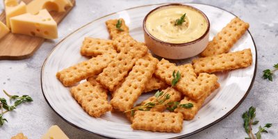 Křupavé domácí krekry se sýrem a studeným dipem chutnají mnohem lépe než pytlík chipsů z obchodu